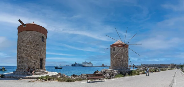 Rhodes Griekenland Juni 2022 Middeleeuwse Rhodos Stad Windmolens Mandraki Haven — Stockfoto