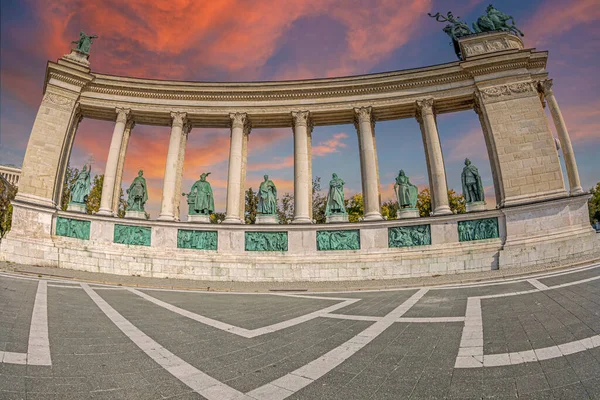 Estátuas Praça Dos Heróis Budapeste Hungria Organizadas Torno Esplanada Monumento — Fotografia de Stock