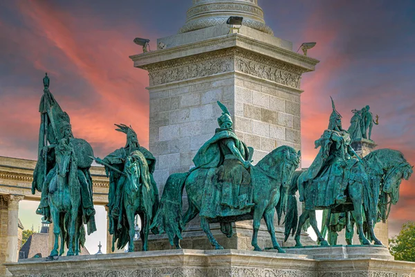 Αγάλματα Στην Πλατεία Ηρώων Βουδαπέστη Ουγγαρία Οργανωμένα Γύρω Από Την — Φωτογραφία Αρχείου