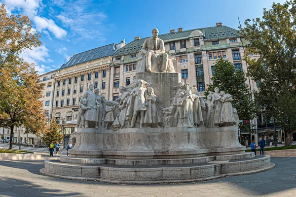 ハンガリーのブダペスト 2022年10月14日 ハンガリーの重要な詩人で劇作家のヴォロスマティ広場にあるミハリ ヴォロスマティ記念碑 様々な階級の社会を表す20人の人物に囲まれている — ストック写真