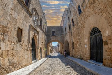 RHODES TOWN, GREECE - 30 Haziran 2022: The Avenue of the Knights (Yunanca: Odos Ippoton), Rodos şehrinde. 600 metre uzunluğunda, Knights Hastanesi 'nden Büyük Efendiler Sarayı' na kadar uzanıyor..