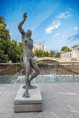 LJUBLJANA, SLOVENIA - 5 Haziran 2022: Kasap Köprüsü 'ndeki (Mesarski) modern metal sanat heykeli. Arka planda en çok ünlü Ejderha Köprüsü (Zmajski) yer alıyor.