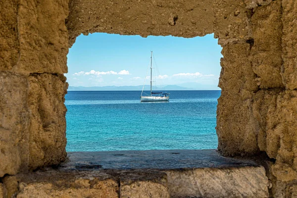 Saint Paul 's Gate' in surlarından deniz manzaralı bir tekne. Rodos Eski Kasabası, Rodos Adası, Yunanistan.