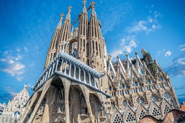 Barselona, Katalonya, İspanya-27 Şubat 2022: Mimar Antoni Gaudi tarafından tasarlanan ünlü Sagrada Familia Katedrali 'nin dışı. 1882 'den beri yapım aşamasında. UNESCO Dünya Mirası Alanı.