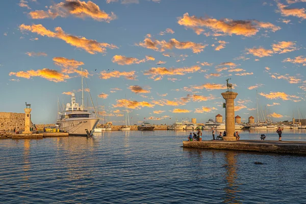 Rhodes Grekland Juni 2022 Eftermiddagsutsikt Med Mandraki Marina Port Symboliska — Stockfoto