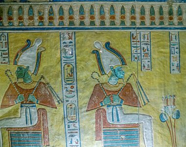 Luxor, Mısır-24 Nisan 2022: Frescos Queens 'in antik mezarlık vadisinde, firavunların eşlerinin antik zamanlarda gömüldüğü yer. Ta-Set-Neferu olarak da bilinir, güzelliğin yeri.