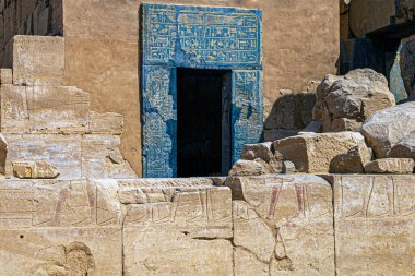 Karnak Tapınağı kompleksi, Mısır 'ın Luxor yakınlarındaki antik Mısır tapınak ve sütunlarının karışımı. İnşaat M.Ö. 2000-1700 yılları arasında MÖ 305-30 yıllarına kadar başladı. Tanrı Amun-Ra 'dır. Dünya Mirası Sitesi.