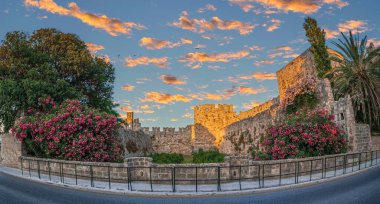 Çiçek süslemeli park, şehrin duvarlarında, eski Rodos şehrinin girişi olan Özgürlük Kapısı 'nın yanında. Rodos Adası, Yunanistan.
