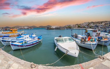 Elounda, Girit, Yunanistan - 24 Temmuz 2021: Resimli küçük limanda renkli balıkçı tekneleri. Burası turist teknelerinin Spinalonga adasına doğru yola çıktığı nokta..