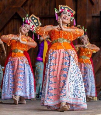 Timisoara, Romanya - 7 Temmuz 2019: Uluslararası halk festivali, Uluslararası Kalpler Festivali'nde geleneksel kostümlü Endonezyalı dansçı kadınlar, Belediye Binası tarafından düzenlendi.