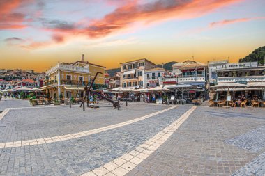 PARGA, GREECE - 27 Temmuz 2022: Metal çapa heykeli ve çok renkli tipik evlerle kentin gezinti alanı.