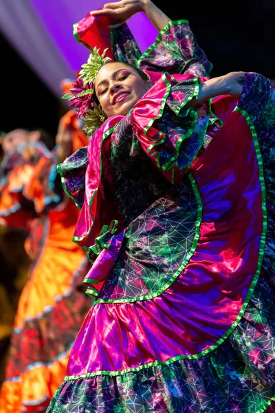 罗马尼亚蒂米什瓦拉 2016年7月9日 哥伦比亚传统服装舞蹈家 出席由市政厅组织的国际民间艺术节 — 图库照片