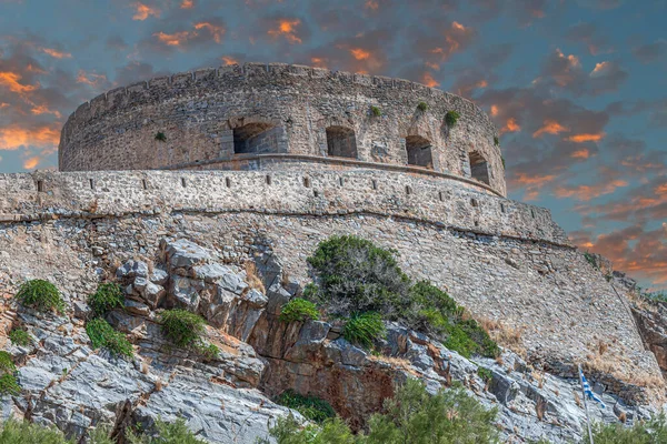 スピナロンガ要塞の眺め エルンダ湾にあります クレタ島 ギリシャ ラシティ プラカの町の隣に でヴェネツィアによって要塞化1579 — ストック写真