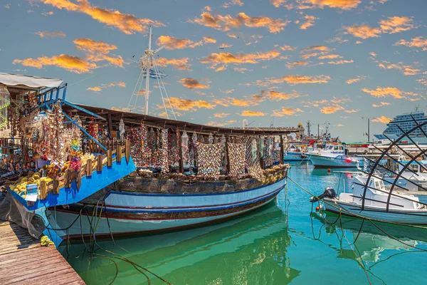 Rhodes Greece June 2022 Яхти Човни Сувенірами Історичними Середньовічними Стінами — стокове фото