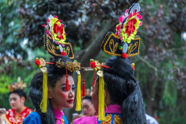 TIMISOARA, ROMANIA - 7 Temmuz 2019: Endonezyalı dansçı kadınlar uluslararası halk festivalinde geleneksel kostüm içinde, Belediye Binası tarafından düzenlenen Uluslararası Kalp Festivali.