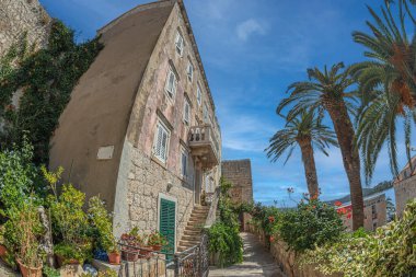 Hırvatistan 'ın eski Korcula kentinde, 13. yüzyıldan kalma ortaçağ şehir kapısı (Revelin) yakınlarındaki eski binalarla tarihi bir yer..