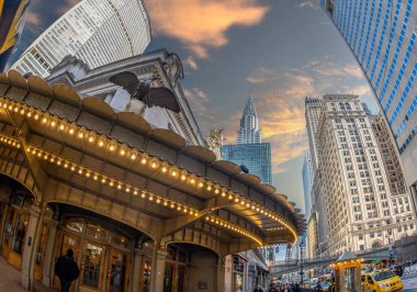 NEW YORK, MANHATTAN, ABD - 7 Mart 2020: Park Avenue ve 42. Cadde 'nin kesiştiği Grand Central Terminali.