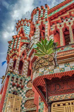 BARCELONA, SPAIN - 28 Şubat 2022: ilk büyük projesi olarak kabul edilen mimar Antoni Gaudi 'nin çalışması Casa Vicens cephesinden ayrıntılar. 1883-1885 yılları arasında inşa edilmiş. UNESCO Dünya Mirası Alanı.