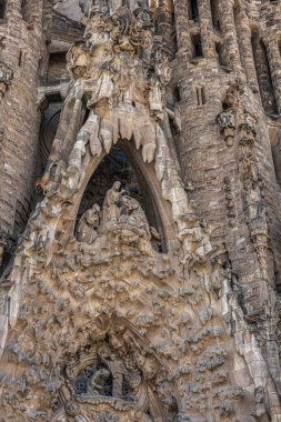 Barselona, Katalonya, İspanya-27 Şubat 2022: Mimar Antoni Gaudi tarafından tasarlanan ünlü Sagrada Familia Katedrali 'nin dışı. 1882 'den beri yapım aşamasında. UNESCO Dünya Mirası Alanı.