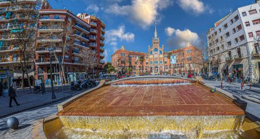Barcelona, İspanya - 27 Şubat 2022: Santa Creu de la Sant Pau Hastanesi, 1901-1930 yılları arasında anıtsal Çeşme 'nin manzarası. Gaudi. Art Nouveau tarzı, mimar Lluis Domnech i Montaner. UNESCO