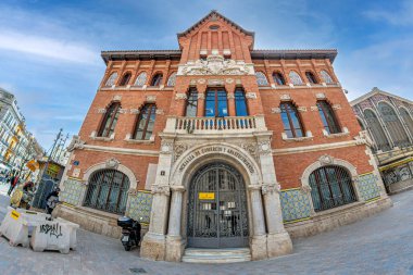 VALENCIA, İspanya - 28 Mart 2022: Valensiya Ticaret ve Malzeme Konseyi 'nin eski ve güzel binası (Regidoria de Comerc i Abastiment de Valencia), Merkezi Pazar yakınlarındaki Ticaret Odası