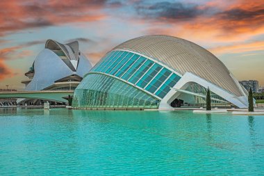 VALENCIA, İspanya - 27 Mart 2022: Kültürel ve mimari kompleks şehir Sanat ve Bilimler, mimarlar Santiago Calatrava ve Felix Candela tarafından tasarlandı. 1996 ve 2009 yılları arasında inşa edilmiş..