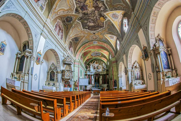 Oorheiu Secuiesc Romania 2022年5月27日 フランシスコ会修道士によって1713 1779年の間に建てられたフランシスコ会教会の内部それは7つの祭壇と組織を持っています — ストック写真
