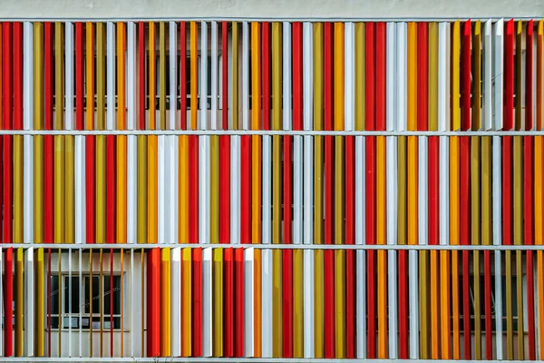 Minimalistyczna Architektura Kolorowa Fasada Obracających Się Metalowych Pasków Prywatnej Szkole — Zdjęcie stockowe