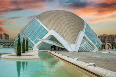VALENCIA, İSPAIN - 27 Mart 2022: Kültür ve mimari kompleks Sanat ve Bilim Şehri 'nde L' Hemisferic, mimar Santiago Calatrava ve Felix Candela tarafından tasarlandı. 1996 ve 2009 yılları arasında inşa edilmiş.