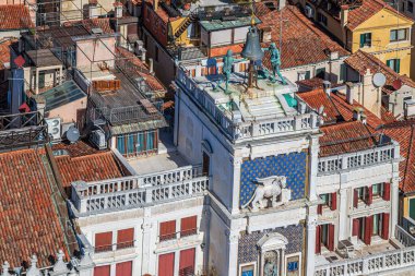 Torre dell 'Orologio' nun havadan görünüşü San Marco Meydanı, Venedik, İtalya. 1499 'dan Rönesans Kulesi şehir manzaralı ve mekanik saati sembolik dekorasyonlu. Çatı çevreleyen.