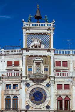 Torre dell 'Orologio' nun Venedik, İtalya 'daki San Marco Meydanı' ndaki ön manzarası. 1499 'dan Rönesans Kulesi şehir manzaralı ve mekanik saati sembolik dekorasyonlu.