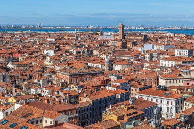 Campanile San Marco kulesinin tepesinden arka planda çatıları olan Venedik manzarası..