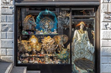 Venedik, İtalya - 18 Mart 2023: Rialto köprüsü üzerinde maskeler, geleneksel kostümler ve belirli Venedik nesneleri bulunan bir mağaza.