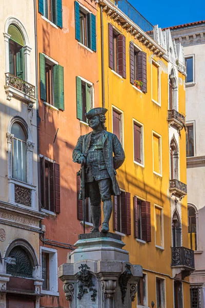 威尼斯 意大利 2023年3月17日 意大利著名剧作家 歌剧家卡洛 戈尔多尼的雕像 由安东尼奥 佐托1883年雕塑而成 座落在历史性的圣马可广场 — 图库照片