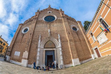 VENICE, İtalya - 18 Mart 2023: Bazilika di Santa Maria Gloriosa dei Frari, şehrin en büyük kilisesi, iç mimari çalışmalarıyla ünlüdür. 1338-1440 yılları arasında Venedik Gotik tarzında inşa edilmiş..