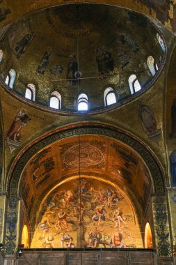 VENICE, İtalya - 17 Mart 2023: St. Mark 's Bazilikası (Basilica Cattedrale di San Marco) olarak bilinen Ortaçağ Patriklik Katedrali Bazilikası' nın içi. Altın mozaikler.