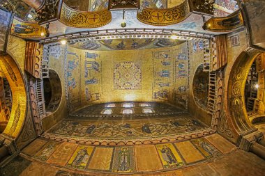 VENICE, İtalya - 17 Mart 2023: St. Mark 's Bazilikası (Basilica Cattedrale di San Marco) olarak bilinen Ortaçağ Patriklik Katedrali Bazilikası' nın içi. Altın mozaikler.