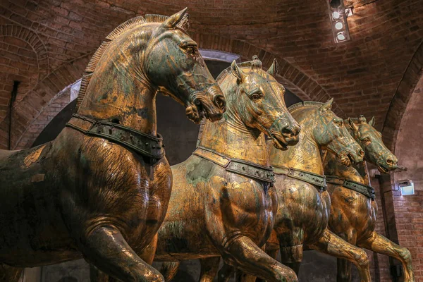 ヴェネツィア イタリア 2023年3月17日 マルコ大聖堂の内部 コンスタンティノープルのヒッポドロームの凱旋門または馬として知られている聖マルコの古代ブロンズ馬 Cavalli San Marco — ストック写真
