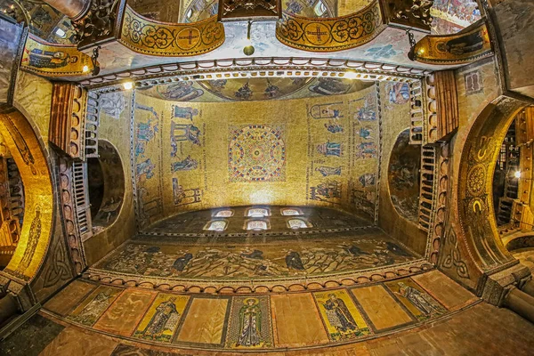 Wencja Włochy Marca 2023 Wnętrze Średniowiecznej Bazyliki Katedralnej Marka Bazylika — Zdjęcie stockowe