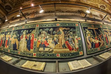 VENICE, ITALY-MARCH 17, 2023: Aziz Mark Kilisesi 'nin (Basilica Cattedrale Patriarcale di San Marco) içindeki müzedeki Ortaçağ halıları ve kitapları