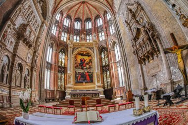 VENICE, İtalya - 18 Mart 2023: Bazilika di Santa Maria Gloriosa dei Frari, şehrin en büyük kilisesi, iç mimari çalışmalarıyla ünlüdür. 1338-1440 yılları arasında Venedik Gotik tarzında inşa edilmiş..
