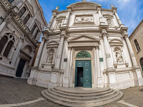 VENICE, İtalya - 18 Mart 2023: Saint Roch 'a adanmış bir Roma Katolik kilisesi olan Chiesa di San Rocco' nun cephesi. 1489-1508 yılları arasında Bartolomeo Bon the Younger tarafından inşa edildi. Ön cephe 1771 'den kalma.