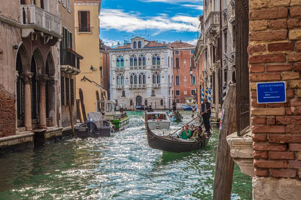 Venice Italy March 2023 Gondola Tourists Exploring Lacunar City Rio — Stock Photo, Image