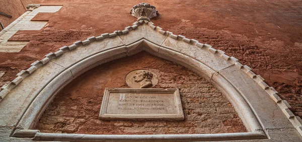 15世紀のゴシック様式の宮殿であるカルロ ゴルドーニ家の入り口の上には 有名なヴェネツィアの劇作家の生涯と作品に関する博物館があります ヴェネツィア イタリア — ストック写真