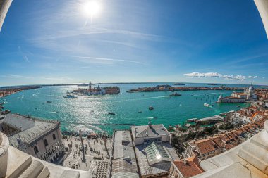 VENICE, İtalya - 16 Mart 2023: Venedik Panorama Güney Campanile San Marco kulesinden, Piazzetta San Marco ön planda, deniz ve Venedik adaları arka planda.