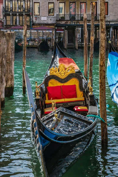 Venice Italy Марта 2023 Года Гондола Оформлены Традиционно Ожидая Клиентов — стоковое фото
