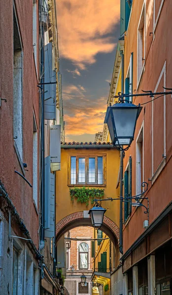 威尼斯 意大利 2023年3月16日 传统中世纪威尼斯建筑 房屋之间有桥梁连接 地点在圣马可教堂附近的Sestiere Marco — 图库照片