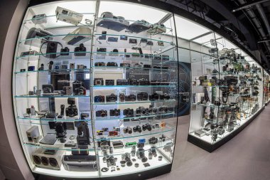 MUNCHEN, GERMANY - 29 Nisan 2023: Dünyanın en büyük bilim ve teknoloji müzesi olan Deutsches Müzesi 'nde sergilenen eski fotoğraf ve video kameralar. 28 Haziran 1903 'te Oskar von Miller tarafından kuruldu..