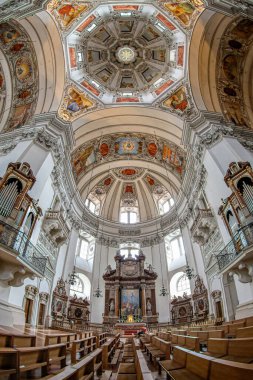 SALZBURG, AUSTRIA - 27 Nisan 2023: Ortaçağ Salzburg Katedrali, Saint Rupert ve Saint Vergilius 'a adanmış XVII. 774 'te kurulmuş, 1181' de yeniden inşa edilmiş..