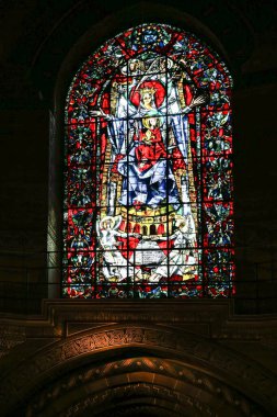 STRASBOURG, FRANCE - 3 Mayıs 2023: Ünlü Notre Dame Katedrali 'nin iç tarafındaki lekeli cam pencere. Gotik bina, 1200 'lerden kalma. UNESCO Dünya Mirası Alanı.